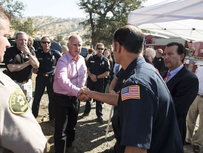 El gobernador de California visita a las fuerzas que ayudan a luchar contra el fuego en Lake.