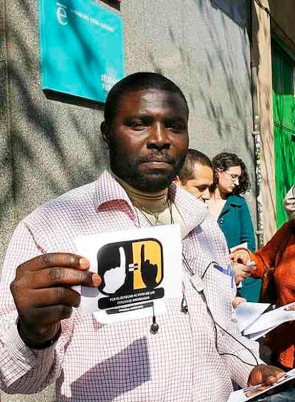Un inmigrante muestra propaganda con su reclamación de voto.