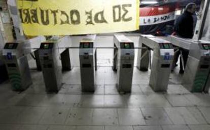 La estacin de subterrneos de Constitucin permanece vaca, debido al paro de los trabajadores del metro, en Buenos Aires (Argentina).