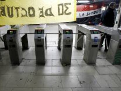 La estación de subterráneos de Constitución permanece vacía, debido al paro de los trabajadores del metro, en Buenos Aires (Argentina).