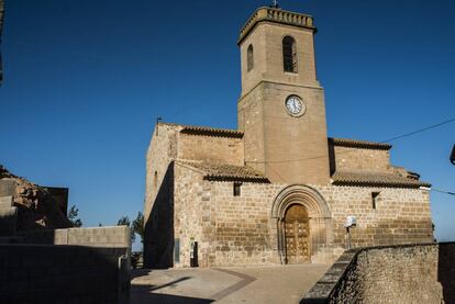 La iglesia románica de San Pedro, uno de los monumentos más importantes del pueblo, fue reconstruida en la década de 1980 tras quedar casi destrozada durante la Guerra Civil.