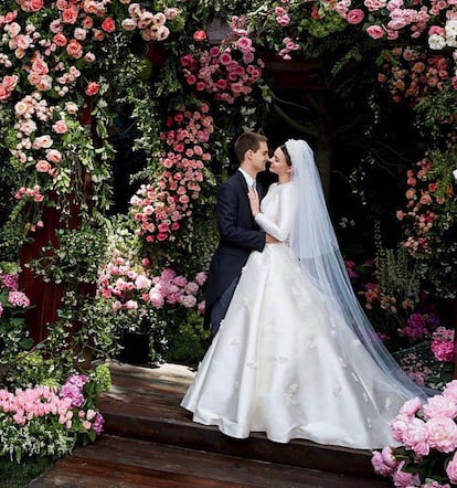 Mirada Kerr junto a su marido, el empresario Evan Spiegel, el día de su boda.