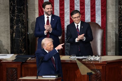 Trump también ha hablado de los despidos de trabajadores federales y de "reclamar el poder de los burócratas", unos esfuerzos que han sido mayoritariamente frenados en cortes federales. "Adiós a los burócratas no electos", ha dicho.
