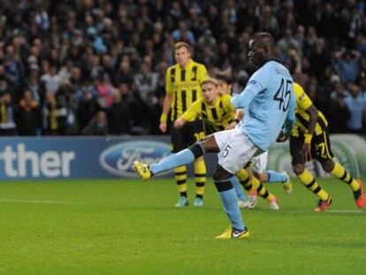 Balotelli transforma el penalti del empate.