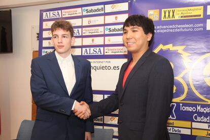 Jan Duda y Wesley So se saludan tras el sorteo de las semifinales