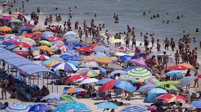 Ba&ntilde;istas en la playa de Matalasca&ntilde;as (Huelva), el pasado fin de semana. 