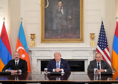 El presidente estadounidense Donald Trump, junto al presidente de Azerbaiyán, Ilham Alíyev, a la izquierda, y el primer ministro de Armenia, Nikol Pashinián, este viernes en la Casa Blanca.