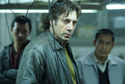 Javier Bardem en una escena de <i>Biutiful</i>, película por la que opta al Oscar a mejor actor.