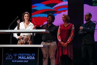 La directora Kattia G. Zuñiga recibe la Biznaga de Oro a la mejor película iberoamericana por su largometraje 'Las hijas', este sábado en Málaga. 
