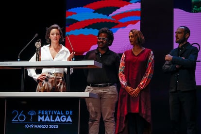 La directora Kattia G. Zuñiga recibe la Biznaga de Oro a la mejor película iberoamericana por su largometraje 'Las hijas', este sábado en Málaga.