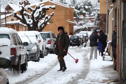 Un senyor treu neu del carrer a Prades.