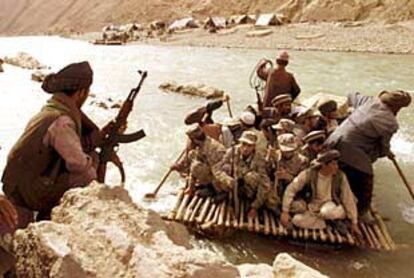 Guerrilleros de la Alianza del Norte cruzan en una balsa el río Kokcha, cerca de la población de Sareeq Mammaie, en dirección al frente de guerra.