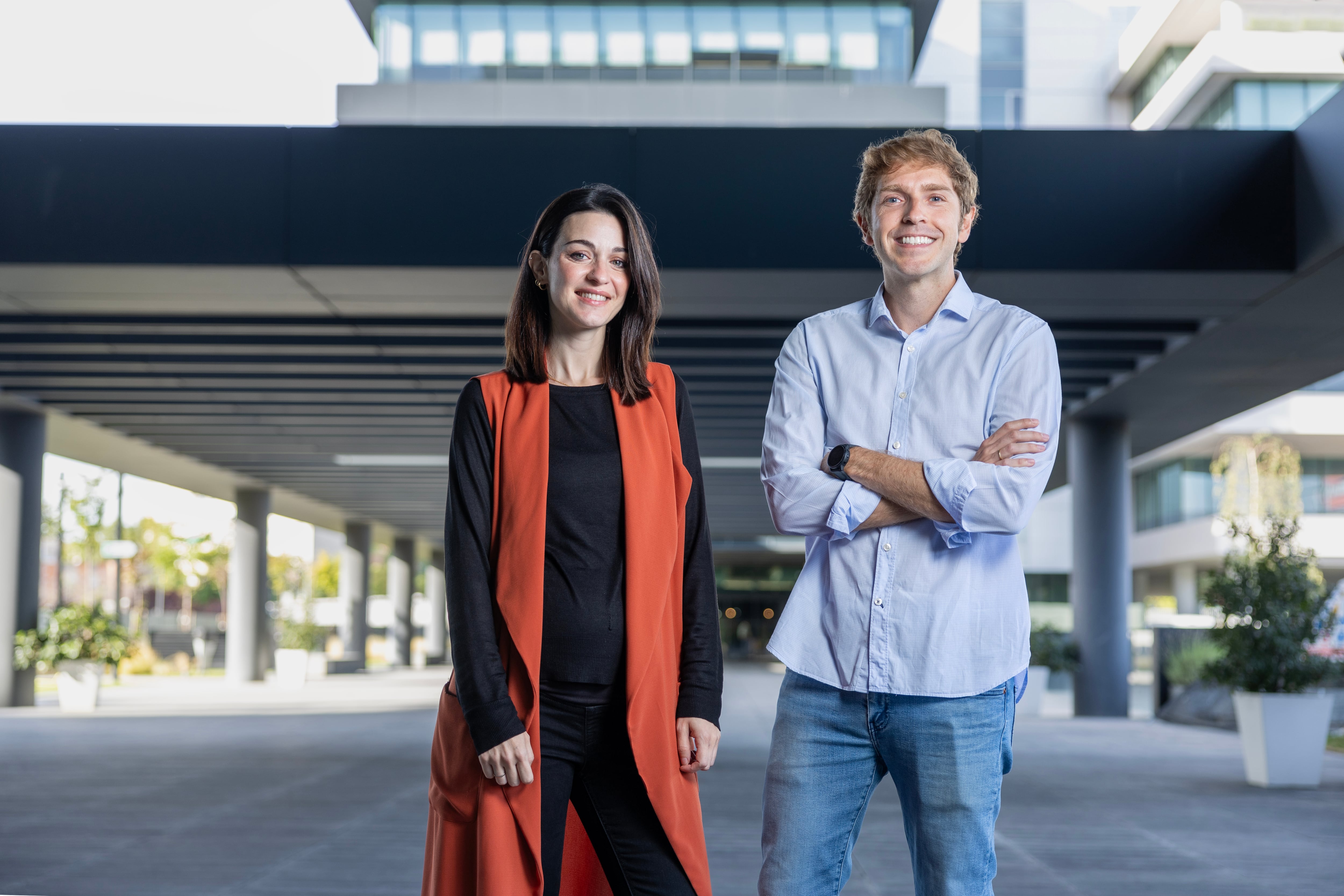 Blanca Ballesta y Borja Ramírez, empleados de ING, en su sede de Madrid este jueves.