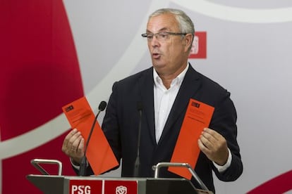 Pachi Vázquez, ayer en la sede del PSdeG en Santiago, exhibe las papeletas con las que votarán los militantes del PSdeG