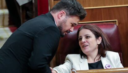 El portavoz adjunto de ERC en el Congreso, Gabriel Rufián, estrecha la mano de la portavoz del PSOE en la Cámara Baja, Adriana Lastra.