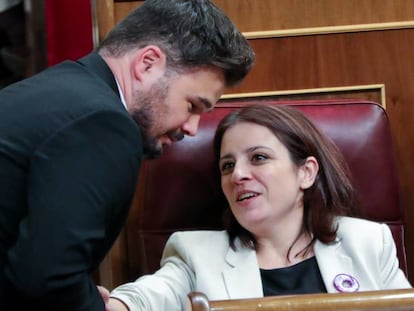 El portavoz adjunto de ERC en el Congreso, Gabriel Rufián, estrecha la mano de la portavoz del PSOE en la Cámara Baja, Adriana Lastra.