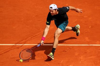 Tommy Haas se estira a por una pelota.