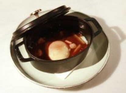 Huevos en cocotte con salsa perigueaux, foie y panceta.