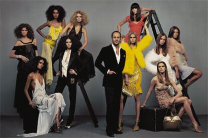 El diseñador Tom Ford, rodeado de modelos.