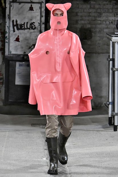 En la moda tres son tendencia: este invierno las chaquetas homenajean al cerdo. Así lo estipula Walter Van Beirendonck.