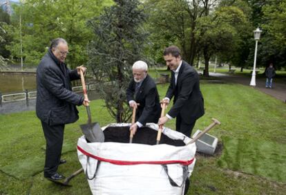 Iñaki Azkuna, Juan Mollá y Kirmen Uribe, ayer en la plantación de un cedro en Bilbao.