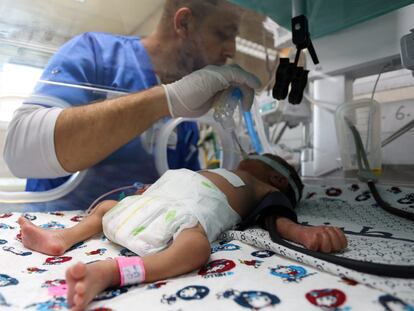 Un trabajador médico asiste a un bebé palestino prematuro que yace en una incubadora en la sala de maternidad del hospital Al Shifa, el pasado 22 de octubre.