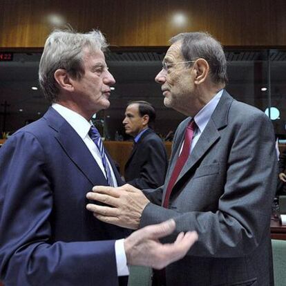 El ministro de Exteriores francés, Bernard Kouchner (izquierda), habla con el alto representante de la UE, Javier Solana, en Bruselas.