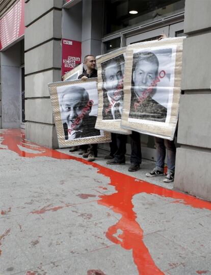 Un grupo de activistas propalestinos bloquean el acceso al Circo Price, en Madrid.