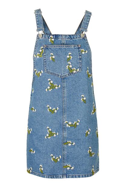 Topshop propone este peto vaquero con flores bordadas. (60 euros)