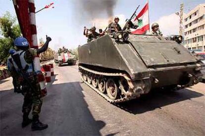 Un convoy de blindados del Ejército libanés cruza por un puesto de FINUL a su llegada ayer a la ciudad de Tiro.