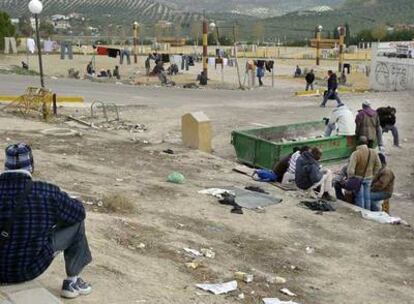 Los inmigrantes se agrupan ayer en los alrededores de las instalaciones del albergue municipal de Jaén.