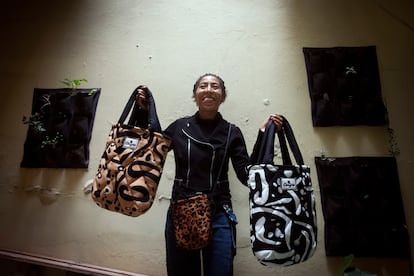 Vaneza San Martin posa con algunos de los bolsos que produce y vende en 'El Tambo Afro'.