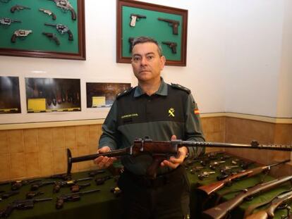 El guardia civil Jorge Cumba sostiene una de las armas decomisadas.  