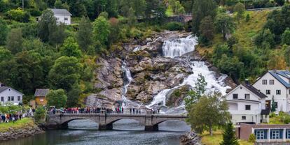 Un grupo de personas contempla la cascada de Hellesylt, en el pueblo noruego del mismo nombre.