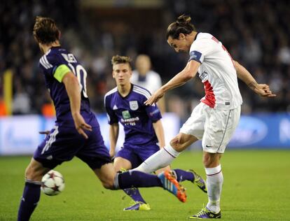 Ibrahimovic chuta la pelota de cara a la portería del Anderlecht.