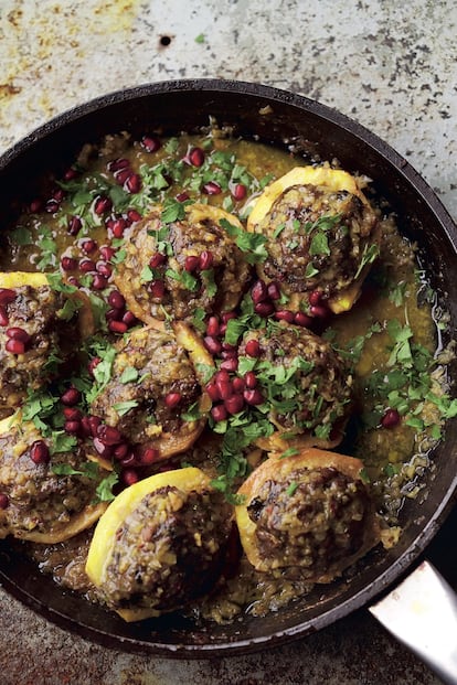Membrillo relleno de cordero con granada y cilantro, en el libro 'Jerusalen. Crisol de las cocinas del mundo', de Yotam Ottolenghi y Sami Tamimi (Ediciones Salamandra).