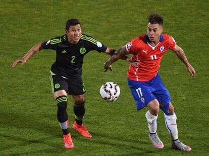 Dominguez y Vargas disputan un bal&oacute;n