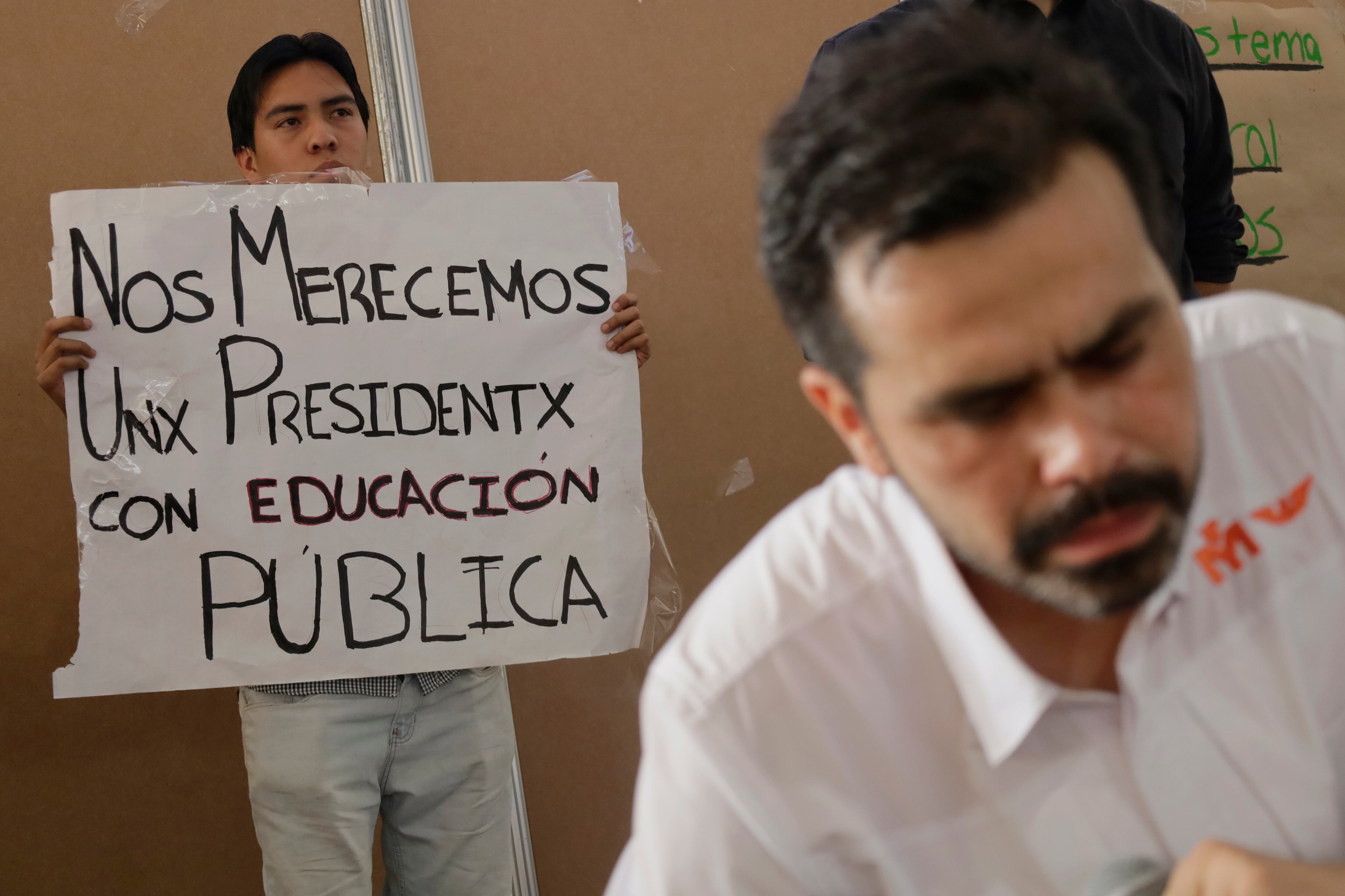 Un estudiante de la UAM sostiene un cartel en protesta de la visita del candidato presidencial Jorge Álvarez Máynez, en Ciudad de México, el 24 de abril. 