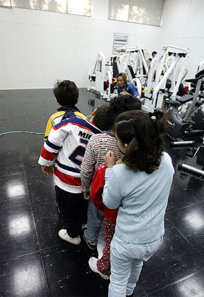 Niños afectados de leucemia, en el gimnasio del hospital del Niño Jesús.