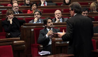El presidente de la Generalitat, Artur Mas (de espaldas), responde la presidenta del PPC, Alícia Sánchez-Camacho, durante la sesión de control al gobierno catalán en el Parlament.