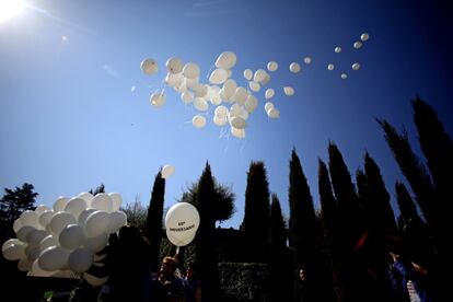 Cientos de globos blancos son lanzados al aire por cada uno de los asesinados, mientras se pronuncian sus nombres.