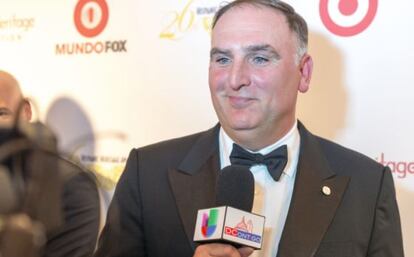 El chef José Andrés recibe el Premio Herencia Hispana al Diseño en Washington.