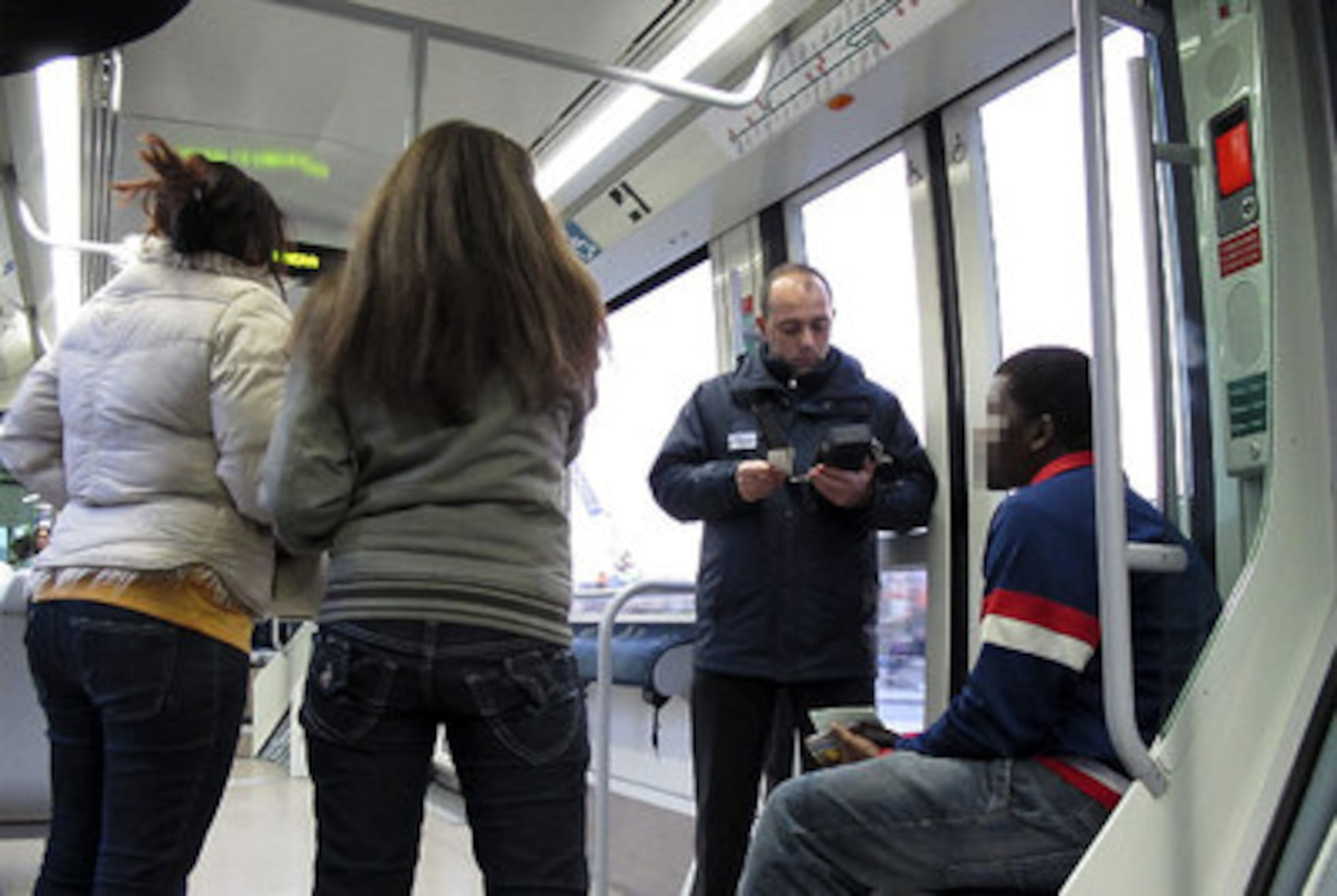 Uno de cada tres usuarios del Trambesòs viaja sin pagar el billete |  Noticias de Cataluña | EL PAÍS