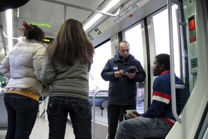 Un inspector revisa los billetes en el Trambesòs