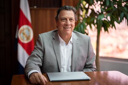 Franz Tattenbach Capra en su oficina de San José.