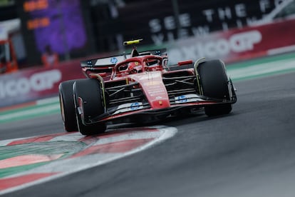 El piloto deFerrari, Carlos Sainz, en un momento de la carrera en el autódromo Hermanos Rodriguez de la Ciudad de México. 