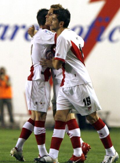 Los jugadores del Rayo celebran el gol de Susaeta.