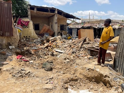 Un niño frente a los restos de una casa devastada por las inundaciones, en Maiduguri, Nigeria, el 20 de septiembre,