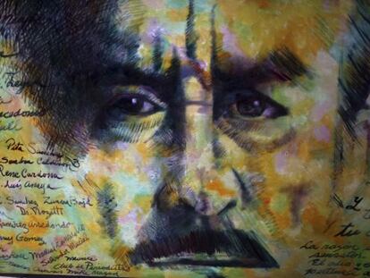 Un mural con el rostro de Carlos Fuentes