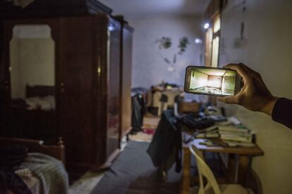 La familia Kabani, de siete miembros, ha regresado a su casa en Homs hace un mes y medio. Han tardado seis meses en adecentar su hogar. El hijo mayor, Ahmed Kabani y estudiante de medicina, muestra en su móvil lo que fuera el dormitorio de sus padres antes de los trabajos de rehabilitación. 